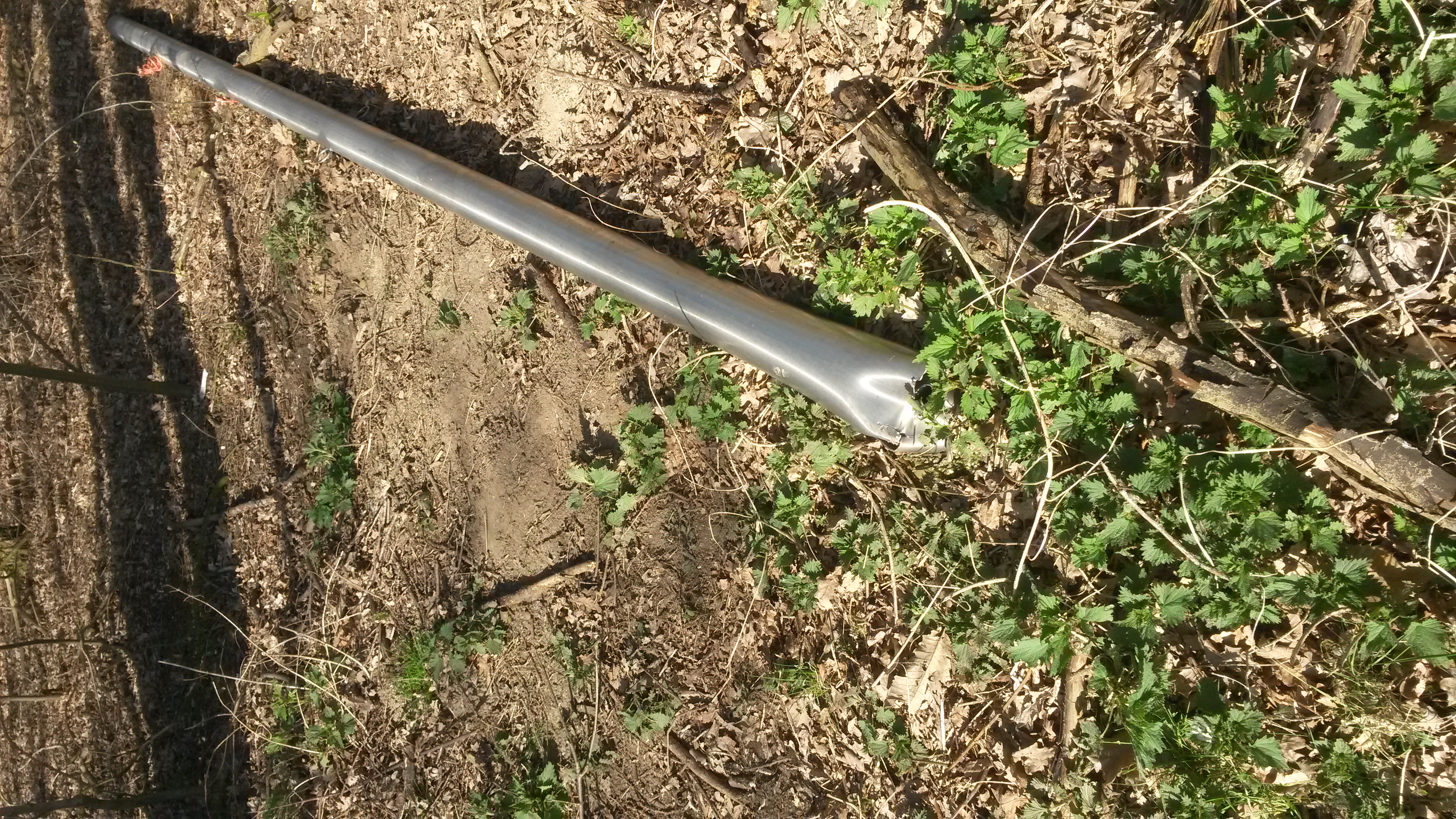 Mast zum Anbringen von Spannbändern umgestoßen